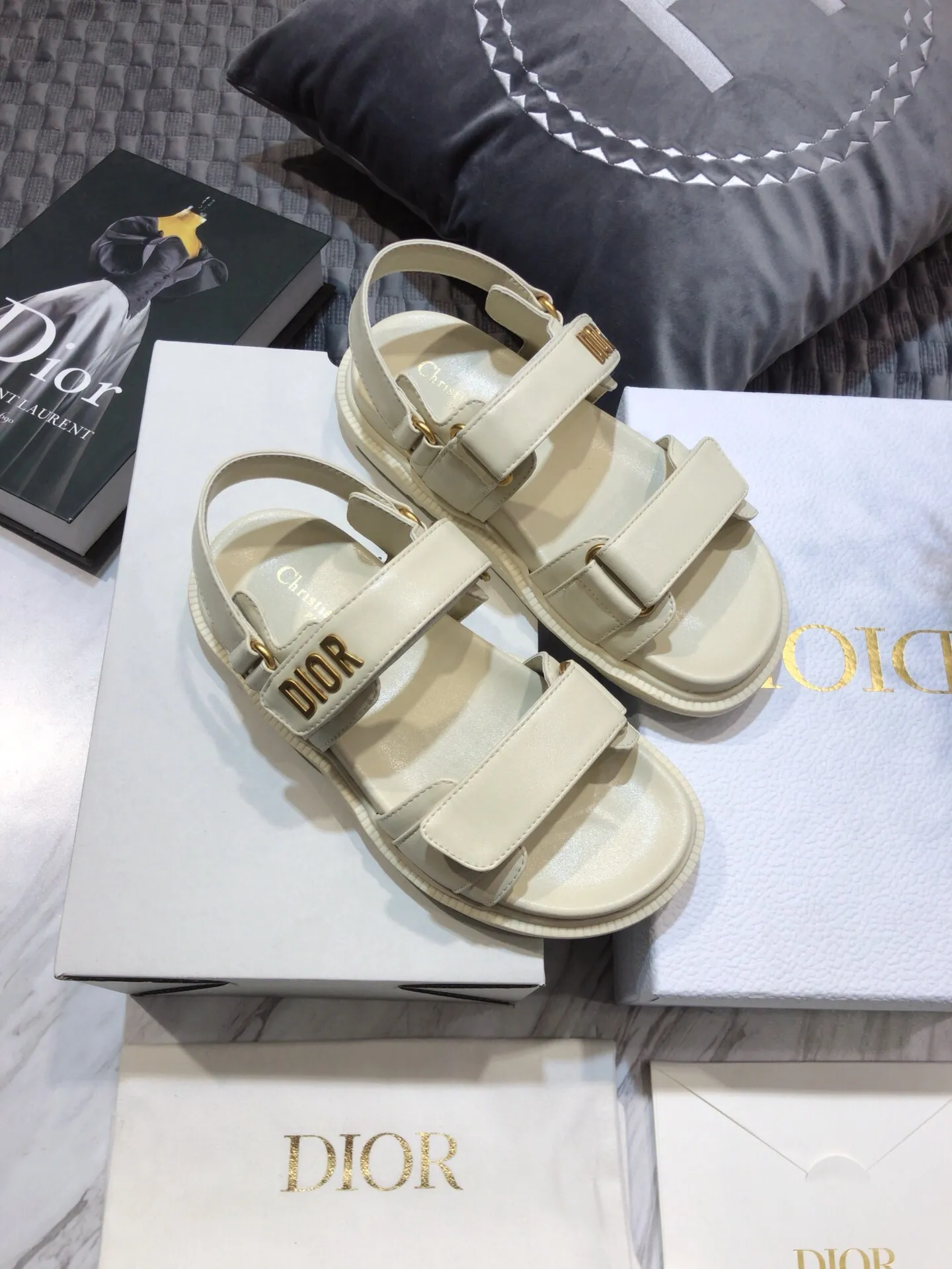 👟👟Ex-factory price P460👟👟 Women's shoes factory Dior Dior 2021 spring and summer catwalk new style Ract thick-soled casual women's shoes CD letter logo hardware buckle open-toe sandals Stars' same style flat-bottomed round-toe retro beach shoes Top version on the market Material: imported calfskin upper/imported metal cowhide + cowhide feet + water-dyed sheepskin lining + original molded T👟👟Ex-factory price PU outsole Size: 35-40 (customized for 40, non-refundable)